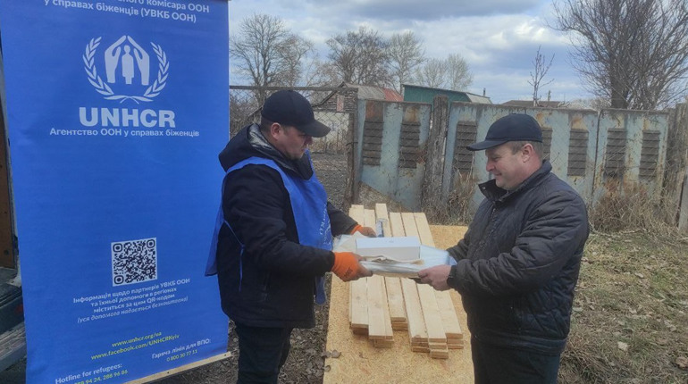 «Тут не працюють магазини й аптеки»: на Глухівщині благодійники допомогли жителям прифронтових сіл