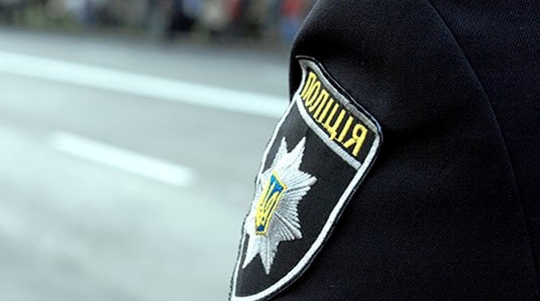 У Переяславі нетверезий чоловік біля супермаркету чіплявся до жінки: хроніка поліції