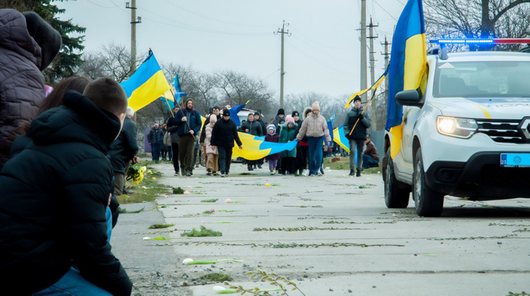У Білогірській громаді попрощалися із військовим Сергієм Романюком