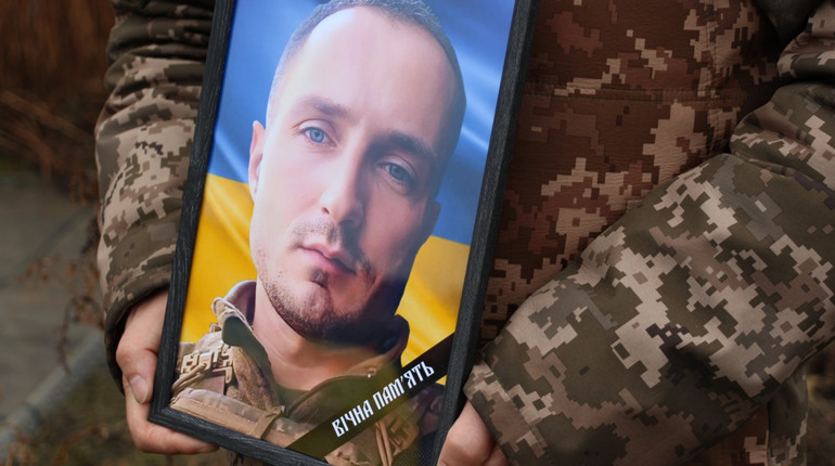 "Мій обов'язок — іти захищати вас": прощання із загиблим військовим Олексієм Василенком