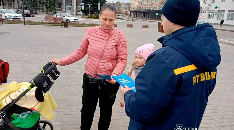 Рятувальники Нікопольщини провели роз’яснювальну роботу з мінної безпеки для дорослих