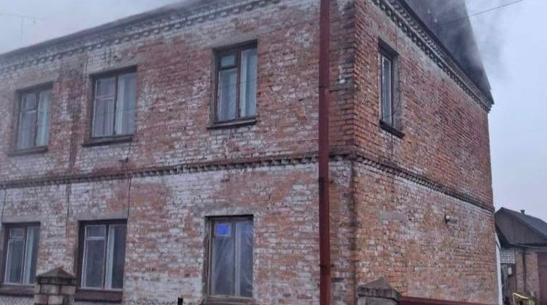 Вогонь охопив дах будинку у Звягелі: пожежу зупинили за годину