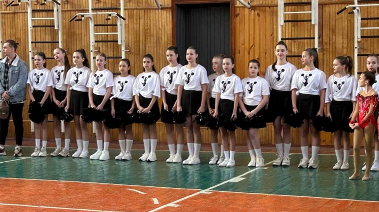 Команда черлідерок Ніжинської гімназії №10 на першому місці