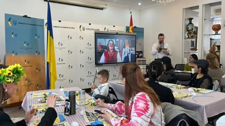 Кременецькі лялькарки провели онлайн майстер клас для посольства України в Пекіні
