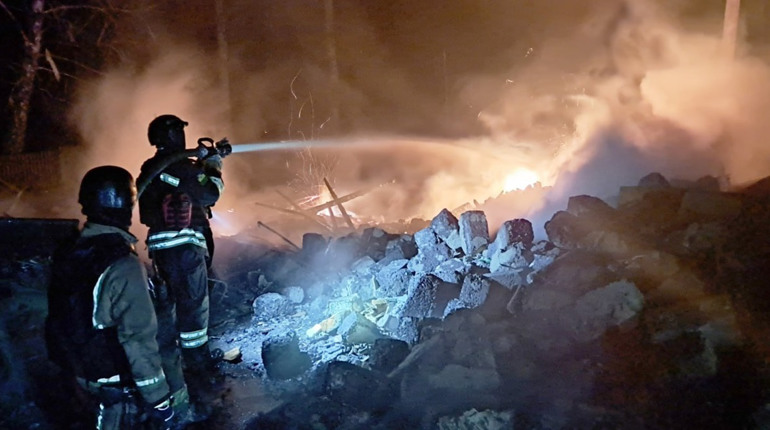 У ДСНС показали, як гасили нічну пожежу в селі Баничі на Глухівщині після удару рф