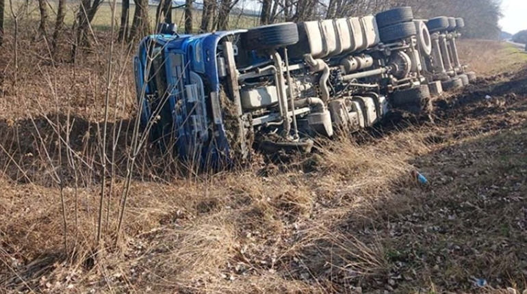 На Кременеччині перекинувся вантажний автомобіль: водій отримав тілесні ушкодження