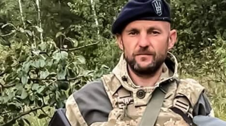 «Якщо не я, то хто?»: у Нетішині попрощалися з воїном Артемом Франковським у його день народження