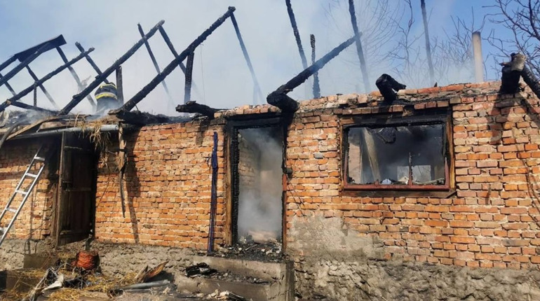 На Кременеччині знову пожежі: вогнеборці рятували будівлі та ліс