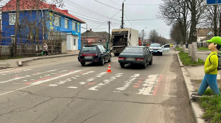 У Первомайську нетверезий водій на переході збив матір із дитиною