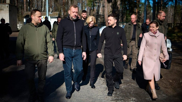 "Приїхав підтримати людей": президент Зеленський з робочою поїздкою відвідав Ягідне на Чернігівщині
