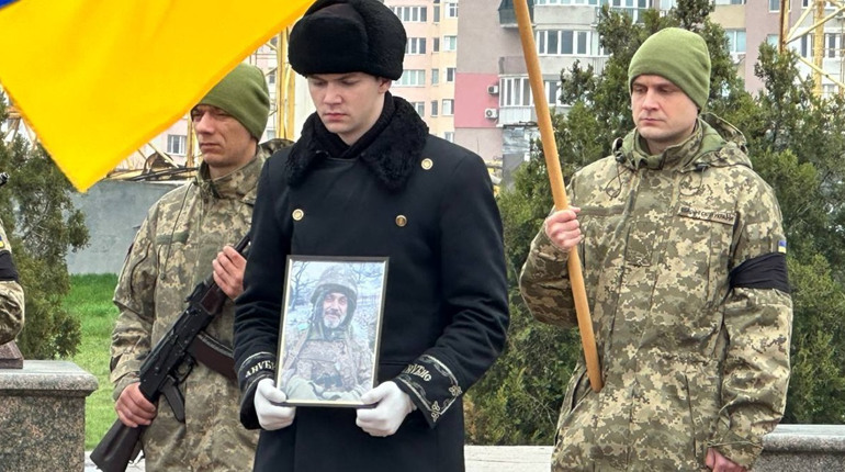 У Південному провели в останню путь загиблого воїна Дмитра Яремчука (ФОТО)
