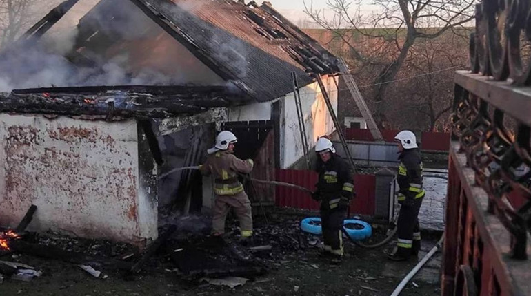 На Кременеччині виникла пожежа господарської будівлі