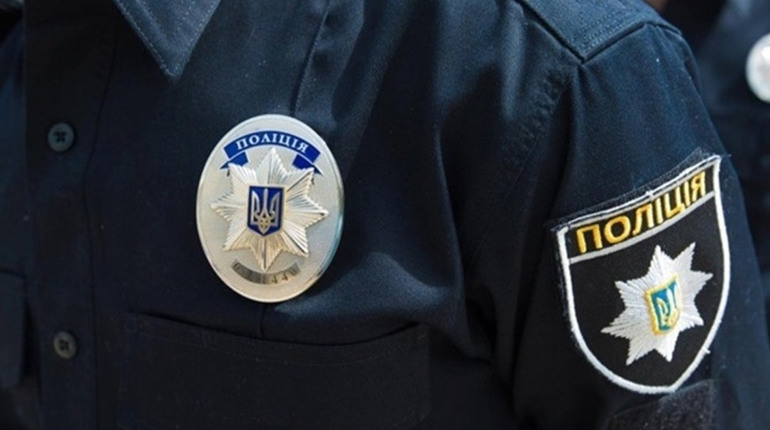 На Переяславщині водій авто в'їхав у паркан, втік з місця події, але повернувся за номерним знаком
