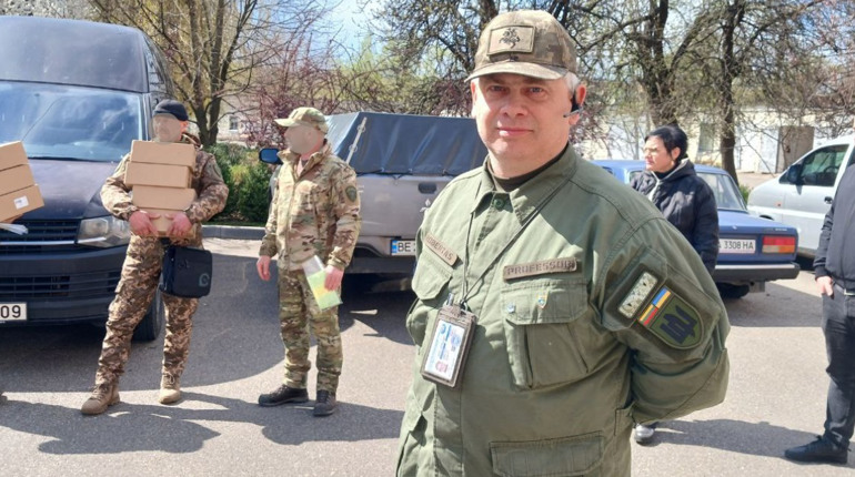 У Первомайську волонтери з Литви передали для ЗСУ автомобілі
