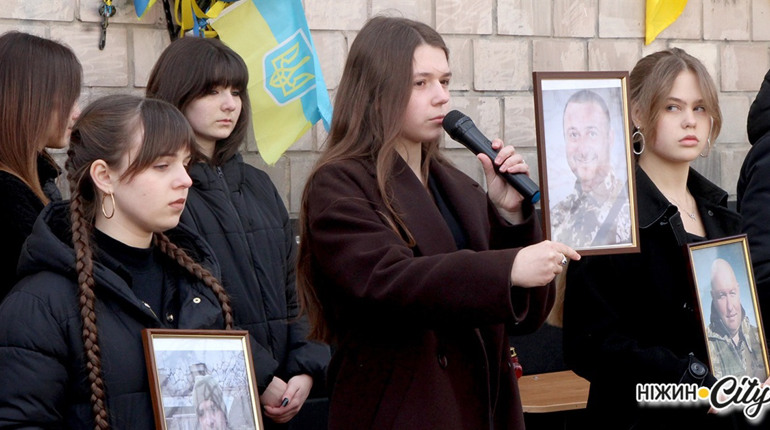 Вони повернулися до рідної школи у граніті...