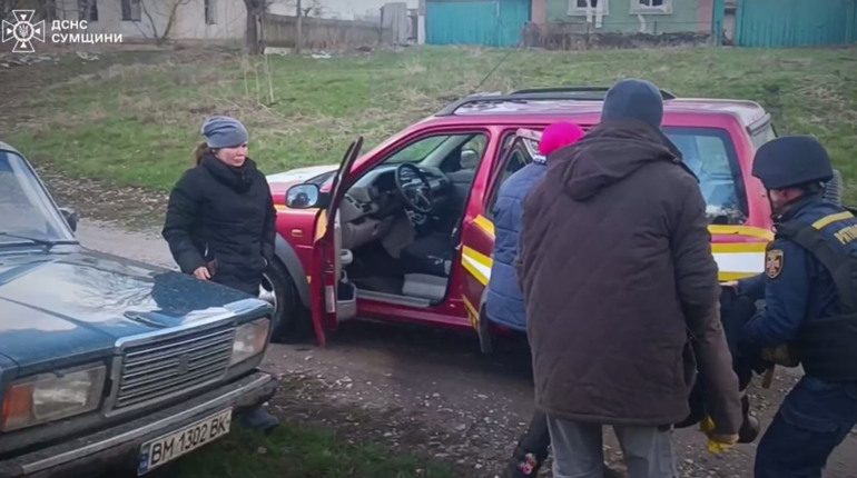 Рятувальники показали відео евакуації жителів із Есманьської та Краснопільської громад