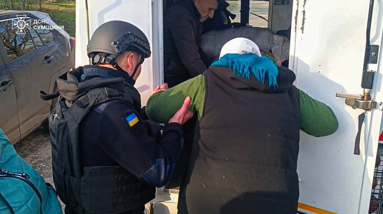 Виїзд заради життя: у ДСНС показали кадри евакуації людей із селища Шалигине