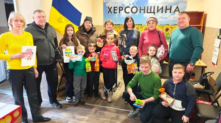 Хмельниччина підтримує херсонців: гуманітарний офіс “Вільні разом” допомагає переселенцям