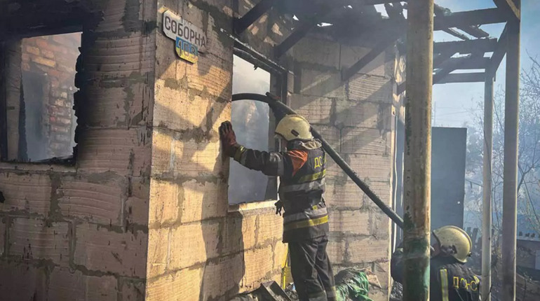 У Фастові вогнеборці ліквідували пожежу в двоповерховому житловому будинку