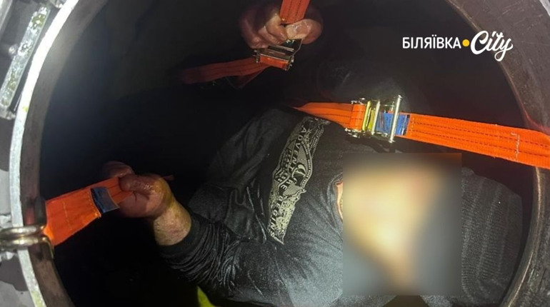 Занурений по груди в олію: житель Одещини сховався у цистерні з олією, щоб виїхати до Молдови