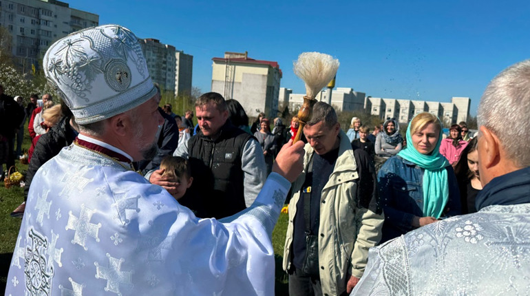 Віряни у Південному освятили великодні кошики (ФОТО)