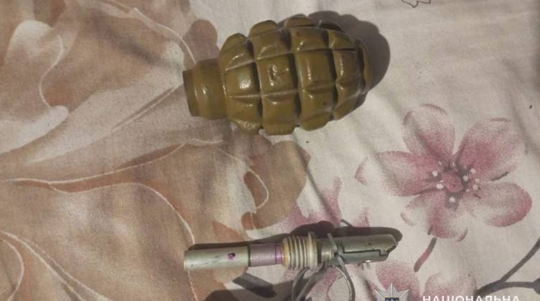 Погрожував матері підірвати гранату: чоловіку на Кременеччині загрожує до семи років
