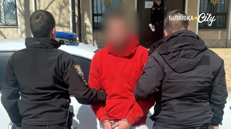 Святкували день народження: в селі Біляївської громади юнак вдарив товариша ножем у груди