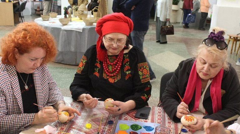 У культурному хабі "Вугледар-Волноваха" вчилися петриківському розпису