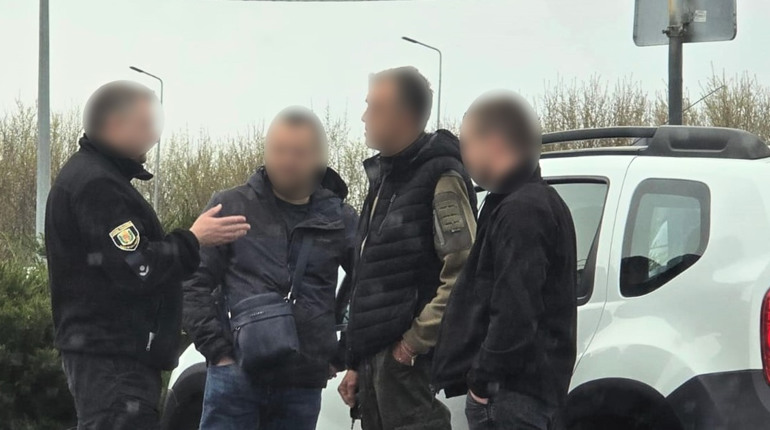 Житель Полтавщини та киянин 20 тисяч доларів запропонували військовозобов’язаному виїхати закордон
