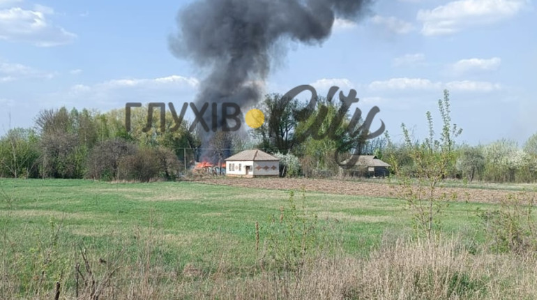 Другий день поспіль росіяни бʼють по селищу Есмань ФПВ-дронами: горить будинок