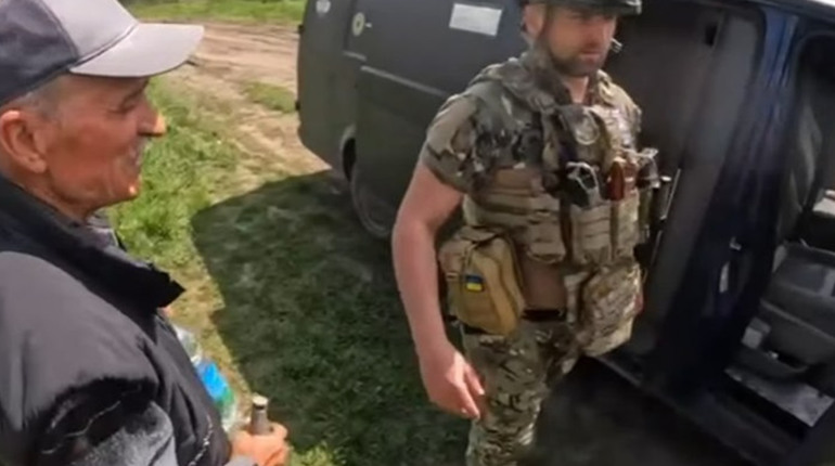«Білі Янголи» евакуювали ще трьох людей з Комарської громади: відео