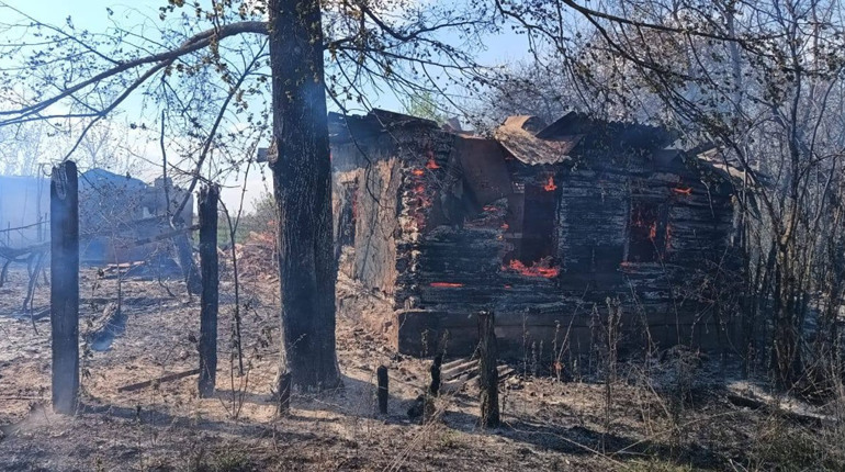Показали фото наслідків атаки рф по селу Сваркове Шалигинської громади, де згоріло сім будинків
