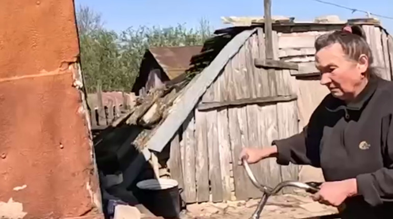 Волонтери показали кадри евакуації жінки з селища Шалигине, де лишаються дві сотні людей