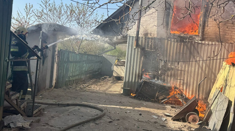 Фастівські рятувальники гасили пожежу на вулиці Короленка