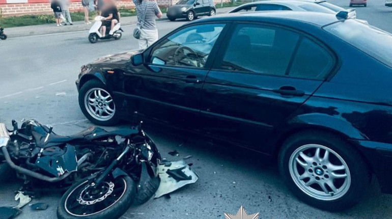 ДТП у Ржищеві: неповнолітній мотоцикліст врізався в BMW, є травмований