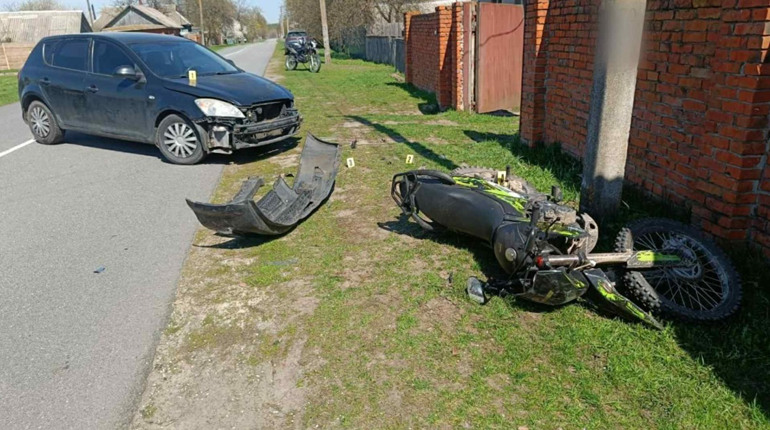 У селі на Корюківщині зіткнулися мотоцикл і автомобіль «Kia». Є постраждалий
