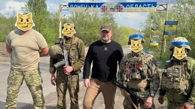 До Дня прикордонника Великоновосілківська громада передала захисникам павербанки та ліхтарі