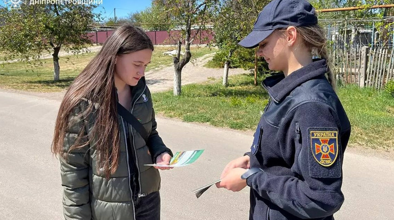 У Томаківці рятувальники розповіли про безпечну утилізацію сухої рослинності