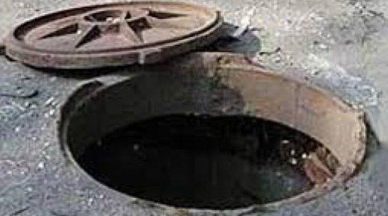 Дитина впала у відкритий люк у Мелітополі. Окупанти шукають винних