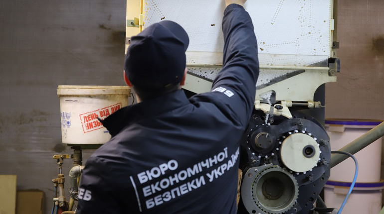 Підробляли відомі бренди: на Київщині ліквідували підпільне виробництво цигарок