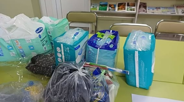 У центрі підтримки ВПО Волноваського району "Пліч-о-пліч" зібрали посилку для поранених військових