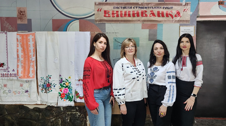 «Вишивка — поза межами часу»: традиційна виставка у Первомайському фаховому коледжі