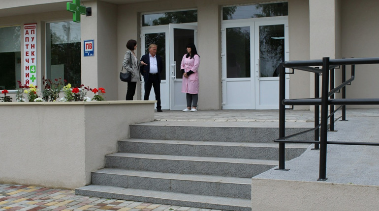 У стаціонарі Біляївської лікарні оновили сходову зону з фойє та відкрили нову аптеку
