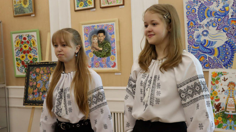 У Фастівському музеї відкрилася виставка "Чарівна мова бісеру та пензля"