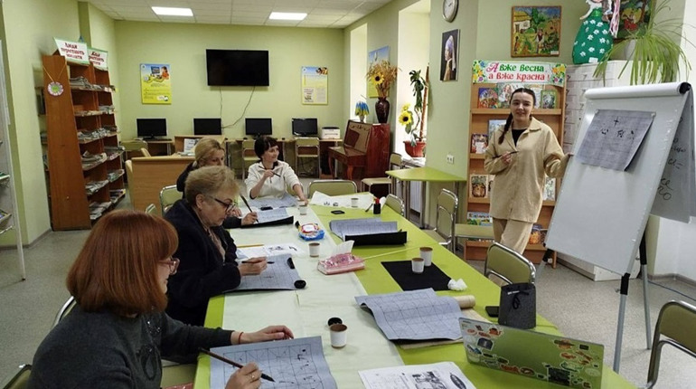 «Коли серце спокійне — рука впевнено веде пензель». Волновасців навчали китайській каліграфії