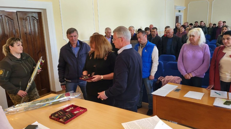 У Гадячі вшанували полеглих захисників і вручили державну нагороду військовому ЗСУ