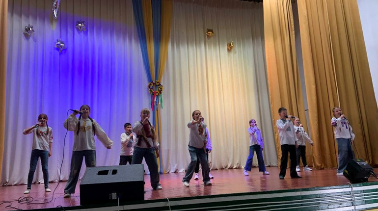 У вишиванці — душа народу: концерт у Сатанівській громаді зібрав кошти для ЗСУ