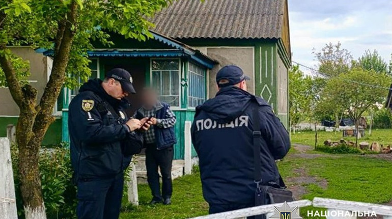На Звягельщині чоловік ледь не вбив односельця сапою: постраждалий у реанімації, нападника затримали