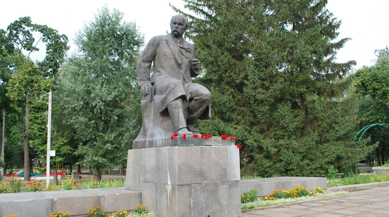 «За життя ходить тут не вдалося, та посиджу бронзовим хоча б…»