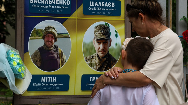 У День Героїв у Глухові рідні загиблих воїнів вшанували їхню пам'ять: як це було